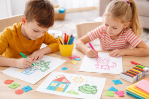 Kinder zeichnen Tiere und Häuser aus einfachen Grundformen wie Kreisen, Dreiecken und Vierecken
