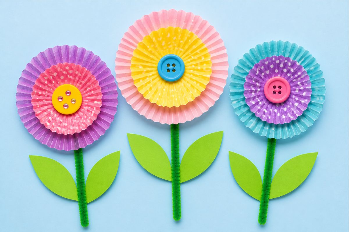 Blumen aus Muffinförmchen basteln – einfache Papierblumen für Kinder mit bunten Cupcake-Förmchen und Knopfmitte