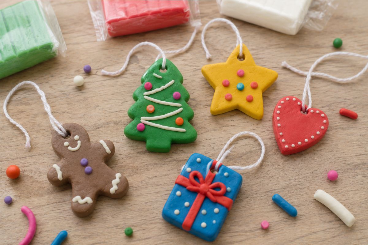 Einfache Weihnachtsanhänger aus Fimo für Kinder mit Stern, Tannenbaum, Herz und Geschenk als Baumschmuck