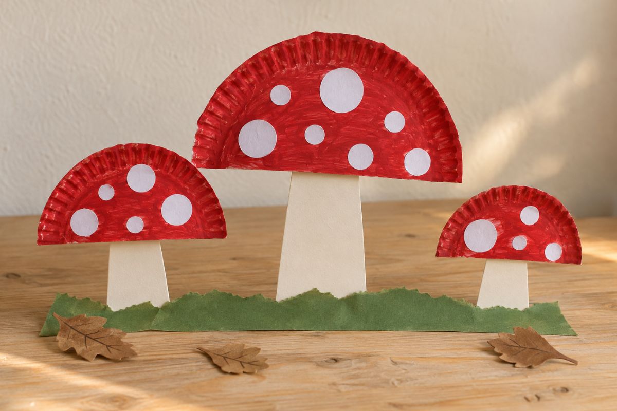 Herbst basteln mit Kindern – Fliegenpilze aus halbierten Papptellern und Karton