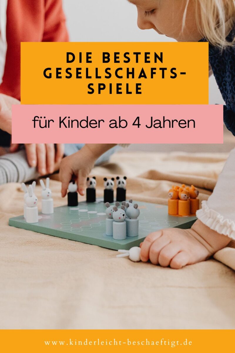 Gesellschaftsspiele ab 4 Jahren: Zwei Kinder spielen ein einfaches Brettspiel mit Figuren – kreative Spielidee für Kindergartenkinder, geeignet für Familien und gemeinsames Spielen zuhause