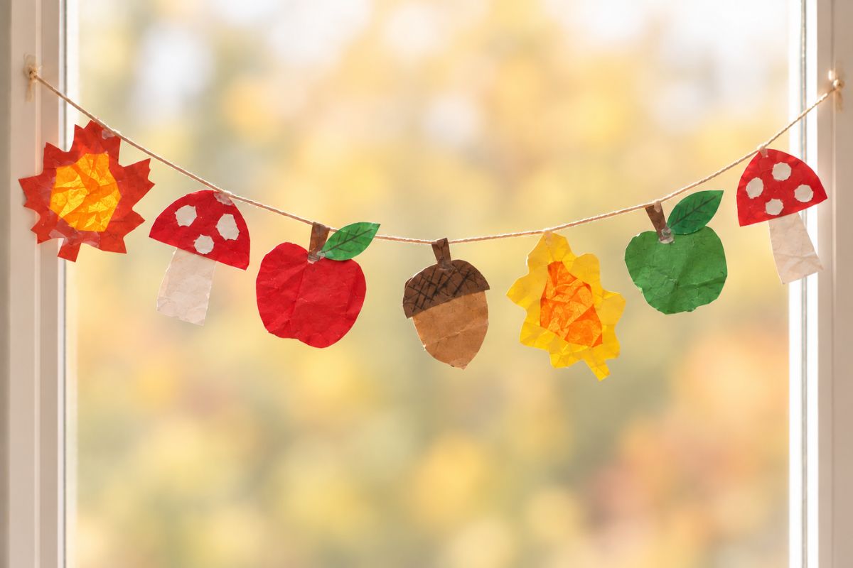 Herbst basteln mit Kindern: Fensterkette aus Blättern, Pilzen, Äpfeln und Eicheln