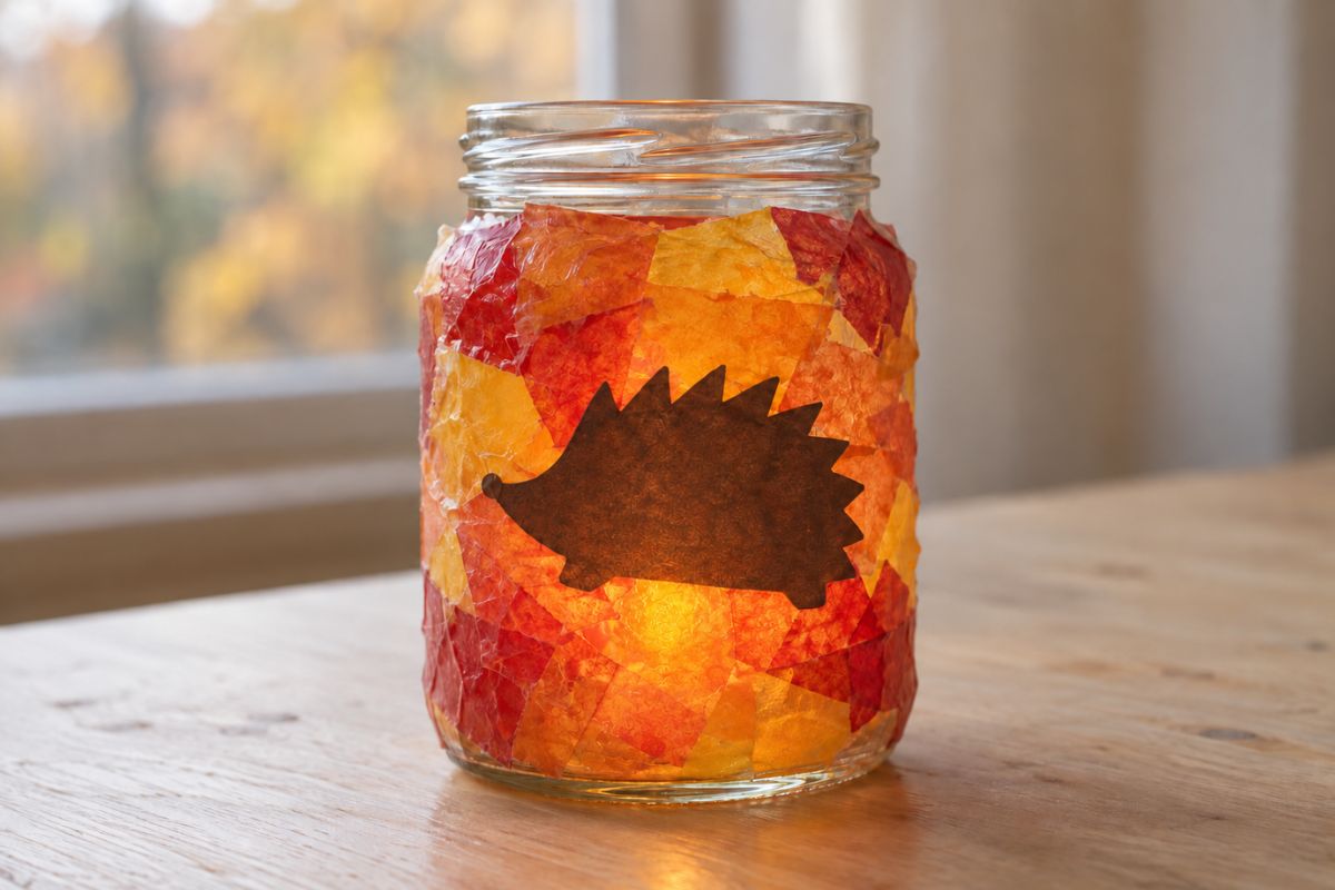 Herbst basteln mit Kindern: Windlicht aus Transparentpapier mit Igel