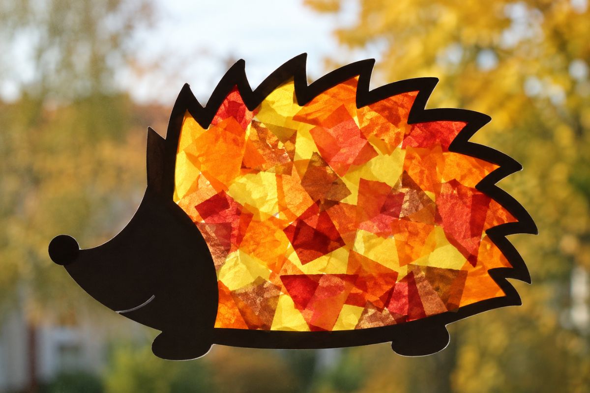 Igel-Fensterbild basteln mit buntem Transparentpapier in Herbstfarben