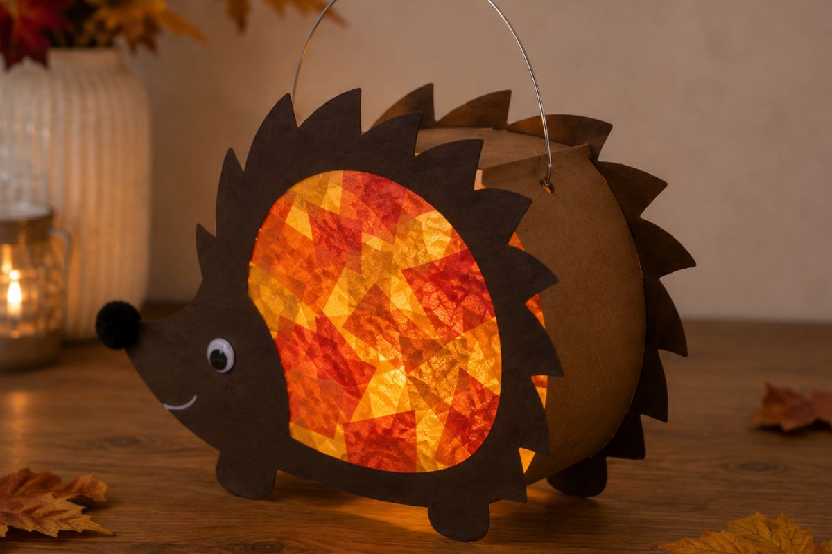 Igel-Laterne basteln mit Tonkarton und buntem Transparentpapier für Kinder