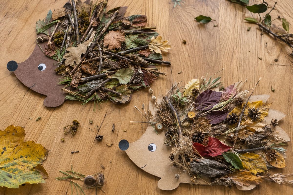 Zwei Igel mit Naturmaterialien basteln – Herbst-Bastelidee mit Blättern, Zweigen und Gräsern
