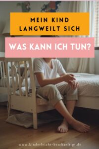 Kind sitzt gelangweilt zuhause und sucht nach einer Beschäftigung