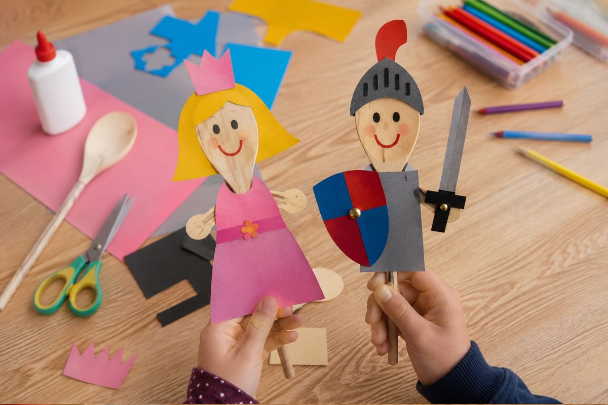 Kinder basteln einfache Kochlöffel Figuren aus Papier und Holzlöffeln für Rollenspiele und kreative Geschichten zuhause