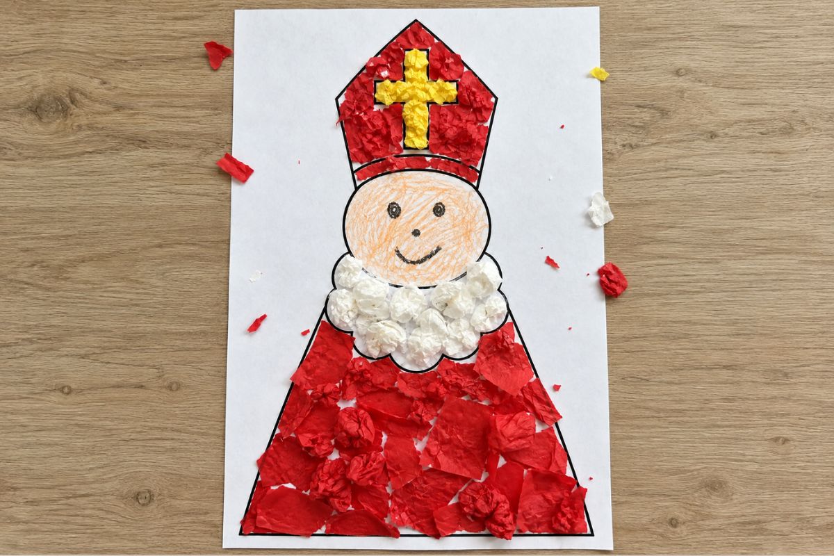 Kinder-Knüllbild auf einer Nikolausvorlage: Mütze und Mantel sind mit zerknülltem rotem Papier beklebt, der Bart mit weißem Knüllpapier gestaltet.