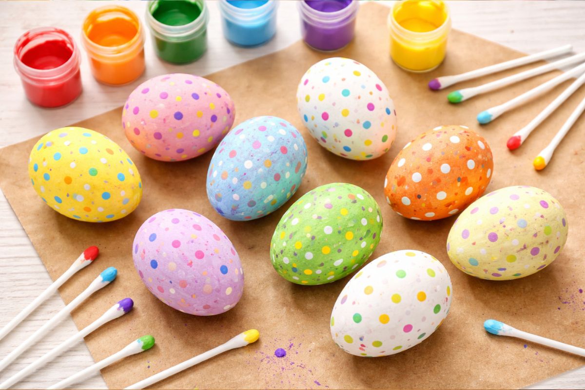Ostereier mit Punkttechnik von Kindern bemalt mit Wattestäbchen – einfache Osteridee