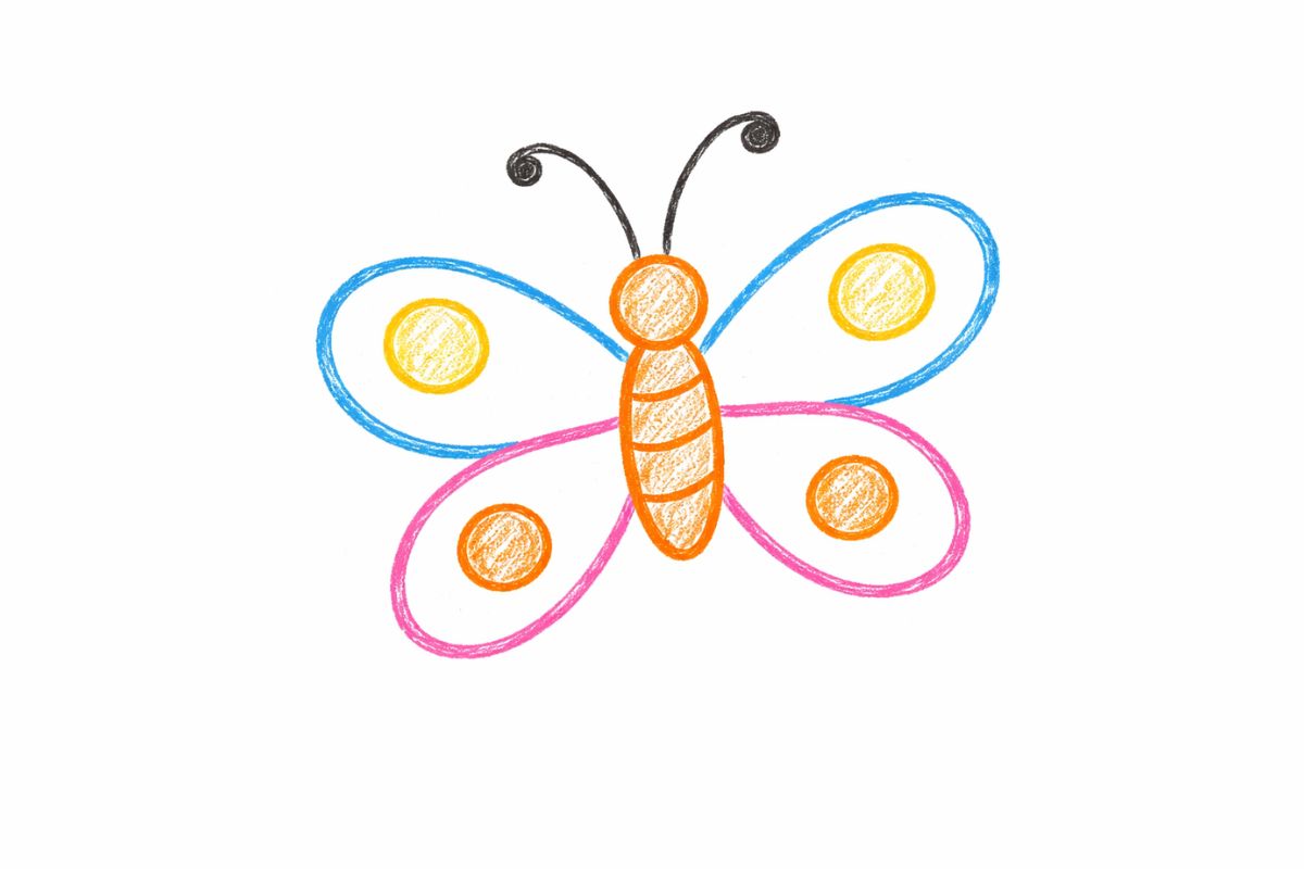 Einfacher Schmetterling mit Buntstiften gezeichnet – Vorlage zum Nachmalen für Kinder