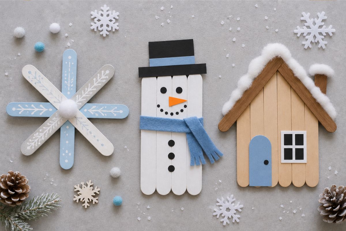 Winterliche Bastelideen aus Holzstäbchen mit einer Schneeflocke, einem Schneemann und einem winterlichen Häuschen als einfache Bastelideen für Kinder.